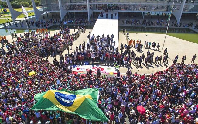 Cerca de 3 mil pessoas fizeram ato de apoio à presidente Dilma Rousseff em frente ao Planalto. Foto: Ricardo Stuckert/Instituto Lula - 12.5.16