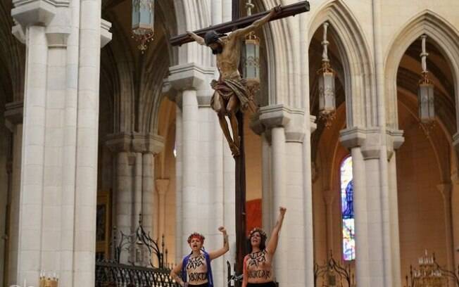 13 de Junho - Militantes invadem Catedral Almudena, em Madri, na Espanha, para protestar contra lei que pune mulheres que praticam aborto no país. Foto: Femen/Divulgação