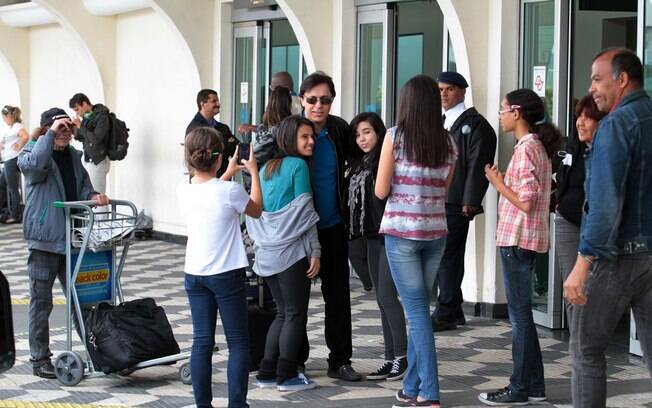 Tom Cavalcante atraiu um grupo de meninas ao desembarcar no aeroporto de Congonhas