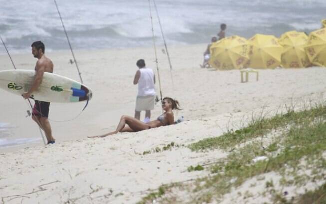 Fernanda de Freitas ganha carícias do namorado em praia no Rio