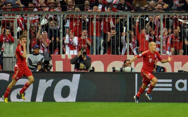 Robben vibra ao marcar o terceiro gol do Bayern de Munique em cima do Barcelona