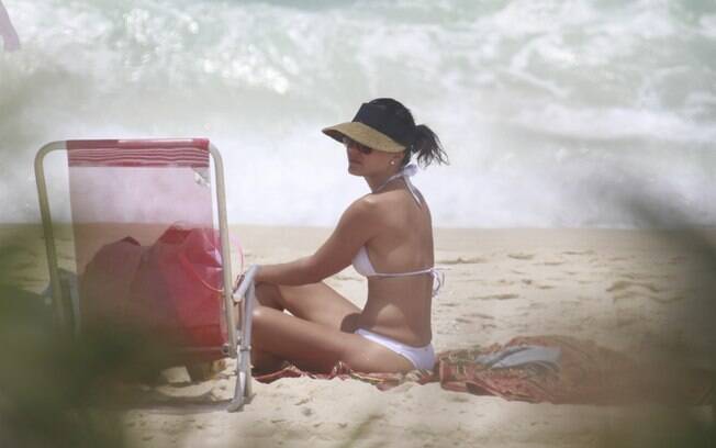 Juliana Knust mostra corpão em dia de praia com a família, no Rio