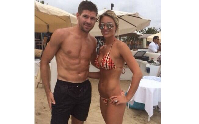 Inglês Steven Gerrard vai para a praia com a mulher. Foto: Reprodução/Instagram