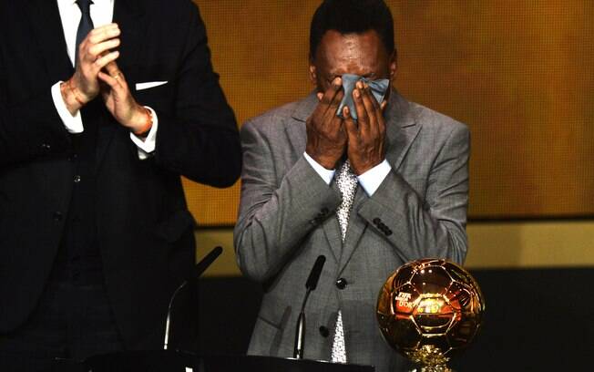 Pelé chora ao receber a Bola de Ouro especial concedida pela Fifa. Foto: Michael Probst/AP
