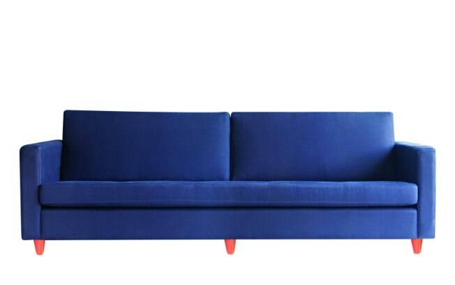 Sofá “Bolero” do designer Fernando Jaeger, em tecido veludo, sai de R$ 4.207 por R$ 3.162
