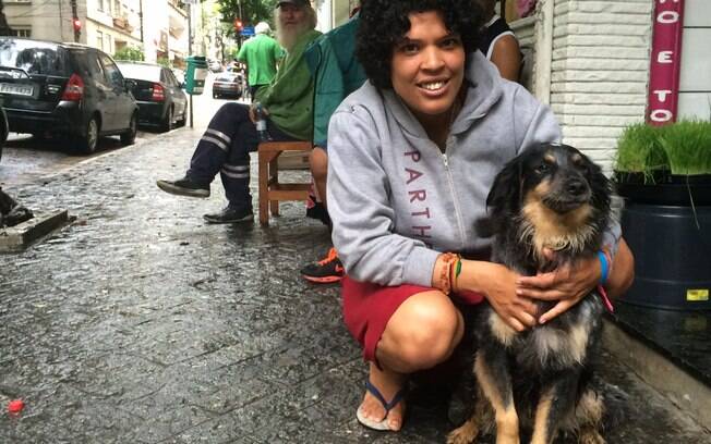 Beatriz Menezes, de 25 anos, com o seu co Malhado, de 7. Ele foi adotado ainda filhote e  seu melhor amigo. Foto: Carolina Garcia/iG So Paulo