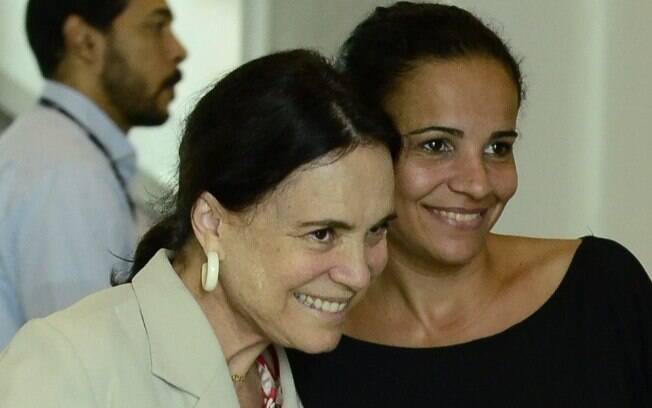 Regina Duarte atende fã no aeroporto Santos Dumont, no Rio, e posa com admiradora 