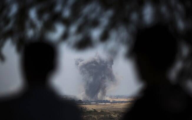Fumaça sobe depois de explosão no norte de Gaza (27/7)