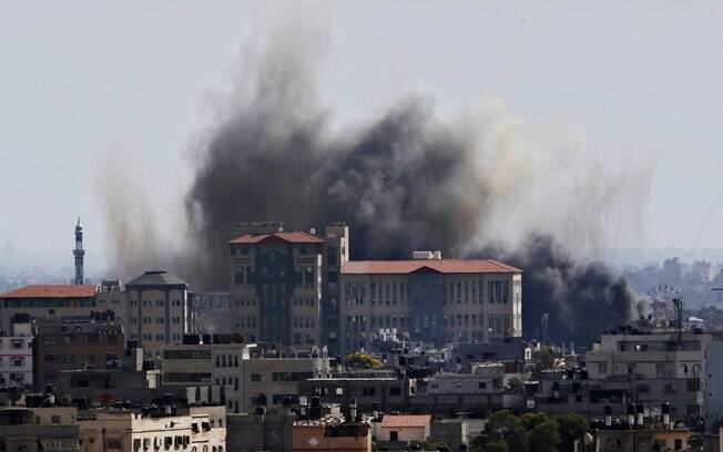Fumaça sobe após ataque aéreo de Israel contra a Faixa de Gaza (15/7)