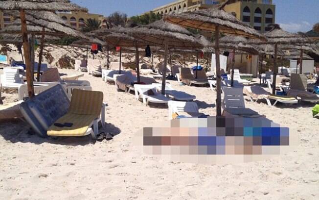 Imagem mostra o corpo de um turista morto na praia em Sousse