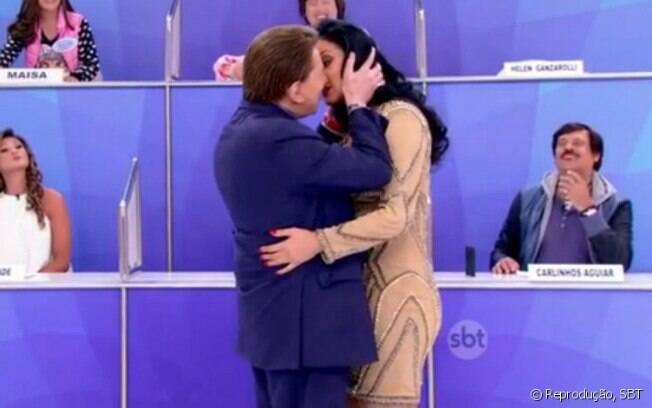 Silvio Santos tenta beijar Hellen Ganzarolli na TV