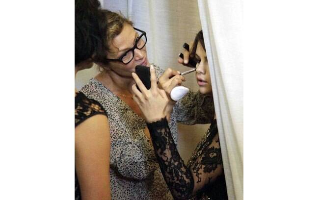 Selena Gomez retoca a maquiagem antes de aparecer para os fotógrafos