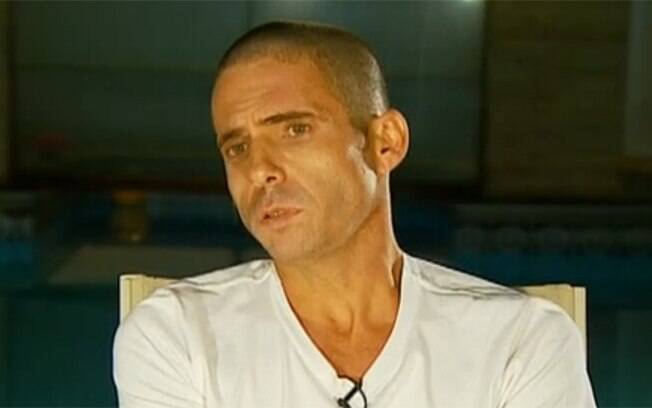 Com a cabeça raspada na prisão, Hudson concedeu uma entrevista ao programa 'Fantástico', na Globo, onde explicou as prisões por porte de arma