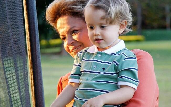 Presidente Dilma Rousseff postou foto abraçada ao neto Gabriel em sua conta no Facebook 