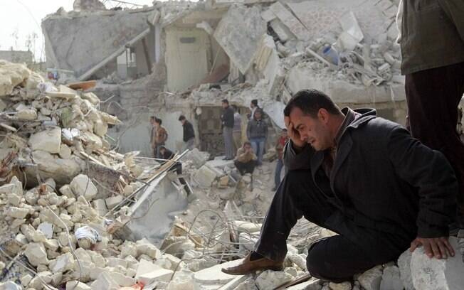 Homem chora em local atingido por míssil no bairro de Ard al-Hamra, em Aleppo, Síria (fevereiro)