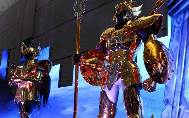 Exposição com 12 armaduras de ouro do anime