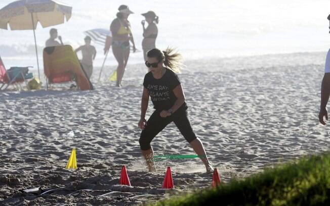 Fernanda Souza encara sol forte no Rio e malha na praia