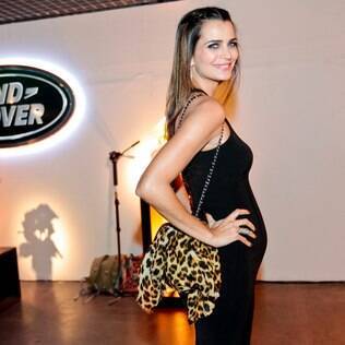 Grávida, Fernanda Motta participa de lançamento de carro em São Paulo