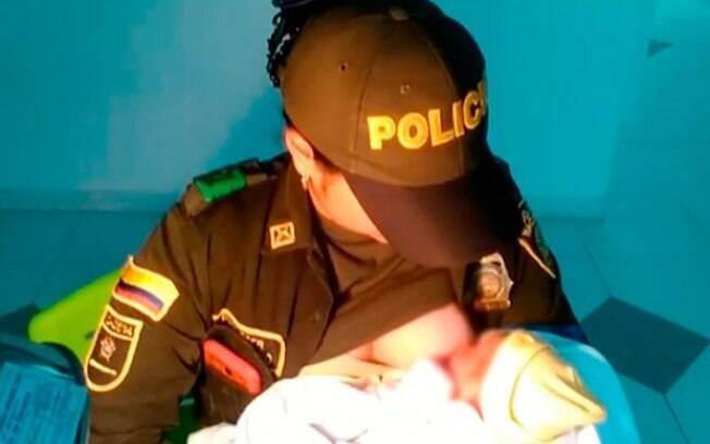 Policial resgata e amamenta bebê abandonada em mata