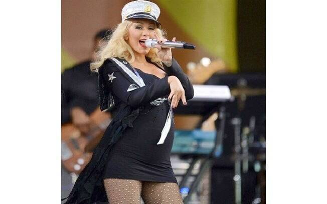 Christina Aguilera estreou sua barriga de grávidas nos palcos de um festival de Jazz de Nova Orleans, nessa sexta-feira (3)