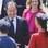 O presidente François Hollande e sua companheira, Valerie Trierweiler, à direita, apertam as mãos de convidados. Foto: AP