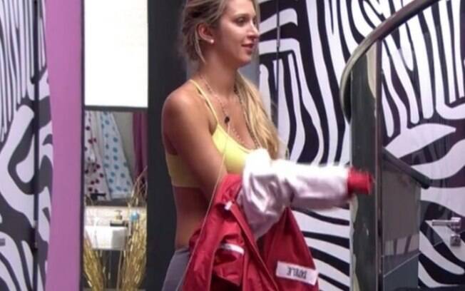 Tatiele observa gafe da produção do BBB14
