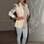 Cheia de estilo, a cantora Shy'm arrasou ao usar legging mescla cinza com blusa neutra, sapatos boneca cinza e blazer nude de couro com estampa de tatuagem. Foto: Getty Images