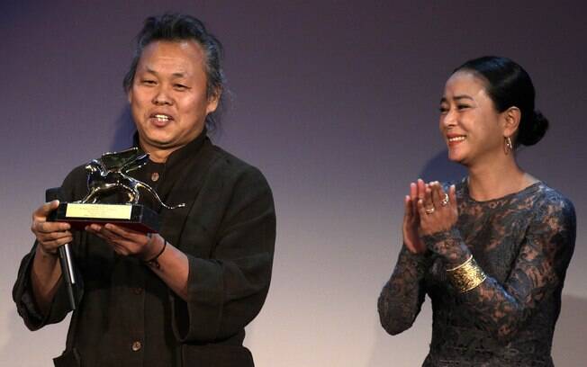 Kim Ki-duk, direto de 'Pietá', recebe o Leão de Ouro ao lado da atriz Jo Min-soo