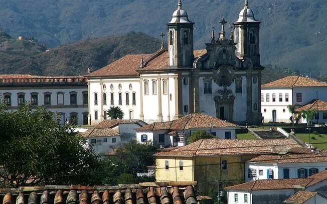 Ouro Preto fica a 110 km da capital e por lá acontece um dos melhores carnavais de rua do Brasil