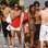 As poses com as admiradoras continuaram na areia e Caio Castro não perdeu a simpatia . Foto: Photo Rio News