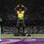 Bolt sobe no lugar mais alto do pódio na cerimônia da medalha dos 200 m. Foto: Matt Sloum/AP