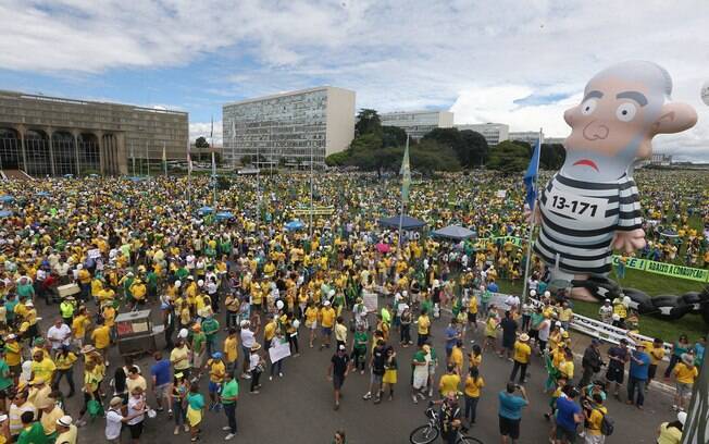 Em Brasília, manifestantes levaram o Pixuleco – boneco de Lula vestido de presidiário – para o protesto. Foto: Dida Sampaio/Estadão Conteúdo - 13.03.16