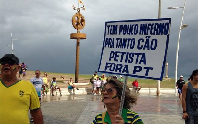 Na segunda manifestação em Salvador, na Bahia, é maior o número de pessoas com cartazes. Foto: iG Bahia