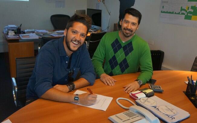 André Vasco renova contrato com o diretor de programação da Band, Fernando Sugueno