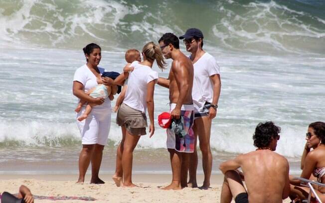 Marcelo Serrado foi à praia com os filhos gêmeos nesta sexta-feira (21)
