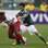 O lateral Cicinho tenta conter o avanço de Fernandinho. Foto: AE