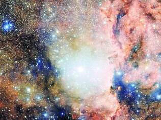Constelação. 
O Observatório Europeu do Sul divulgou ontem uma imagem da constelação austral do Altar, que está a 4.000  anos-luz da Terra. A foto foi obtida por um telescópio no Chile. 