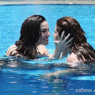 Marina (Tainá Müller) e Clara (Giovanna Antonelli) na piscina