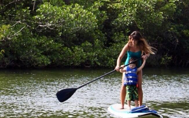 Atriz faz stand up paddle com o pequeno Kauai