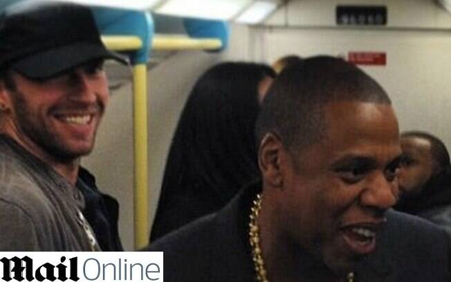 Jay-Z e Chris Martin foram flagrados andando de metrô em Londres nesse sábado (12)