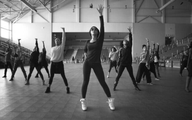 Beyoncé faz clipe dos ensaios para o Super Bowl