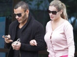 Andressa Urach vai a hospital sem sutiã