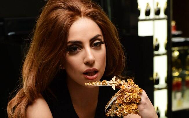 Lady Gaga é cheia de superstições. A cantora só aceita número de mesas e cadeiras pares em seu camarim e precisa de alguém a servindo para evitar má sorte