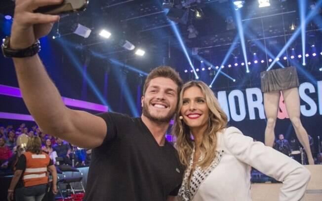 Klebber Toledo faz selfie com Fernanda Lima durante gravação do