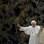 Papa Bento 16 acena para a multidão durante sua audiência semanal no Vaticano, nesta quarta-feira. Foto: AP