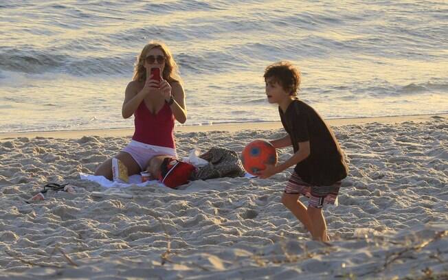 Christine Fernandes levou o filho Pedro para brincar na praia da Barra da Tijuca na tarde de sexta-feira (15)