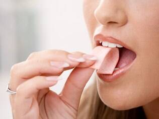 O chiclete estimula a produção de saliva