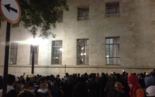 Manifestantes permanecem na região da Prefeitura de São Paulo