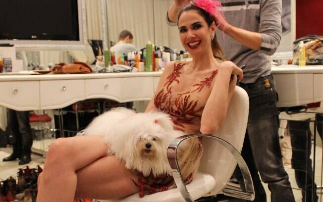 Nos bastidores, ela está sempre acompanhada da cadela Lola
