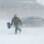 Homem caminha com pá de neve nas mãos em  Illinois. Previsão é de frio recorde nos EUA neste inverno (5/1). Foto: AP Photo/The News-Gazette, Holly Hart